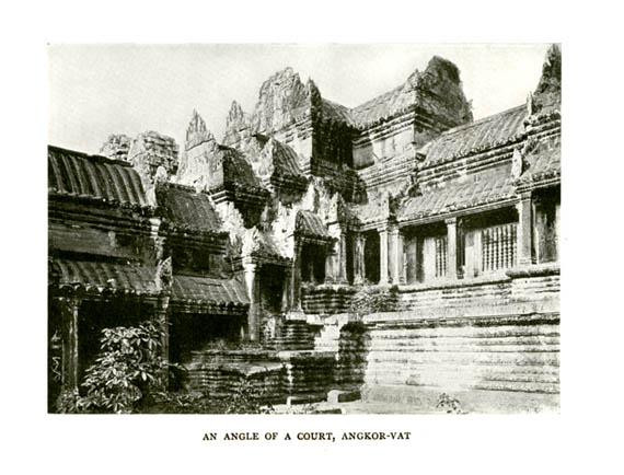 11_an__angle_of_a_court_angkor-vat